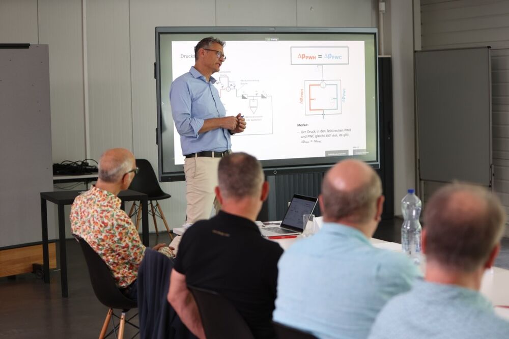 Mit seinen Ausführungen zu den geringen Durchflussmengen und der Hygiene konnte Prof. Reto von Euw von der HLSU viele Fragen klären.